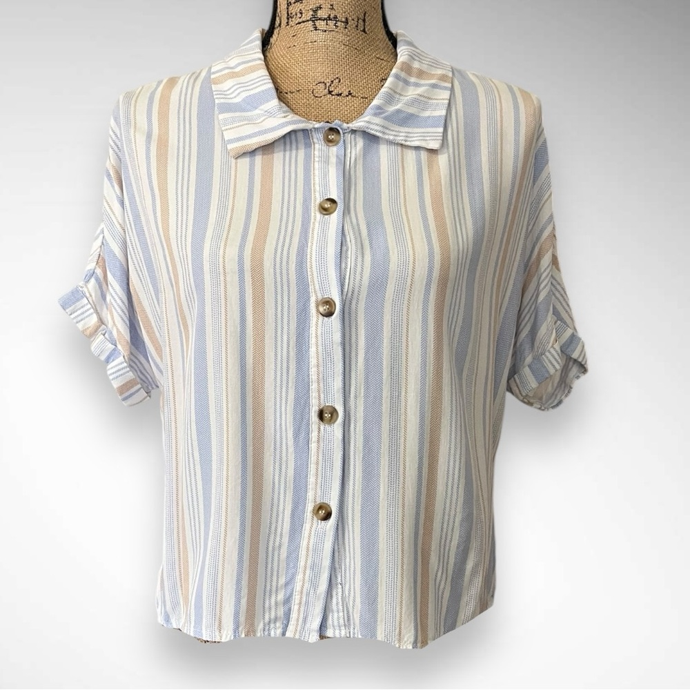 MILK & HONEY White Blue and Tan Short Sleeve Cropped Button Down Shirt | EUC‎